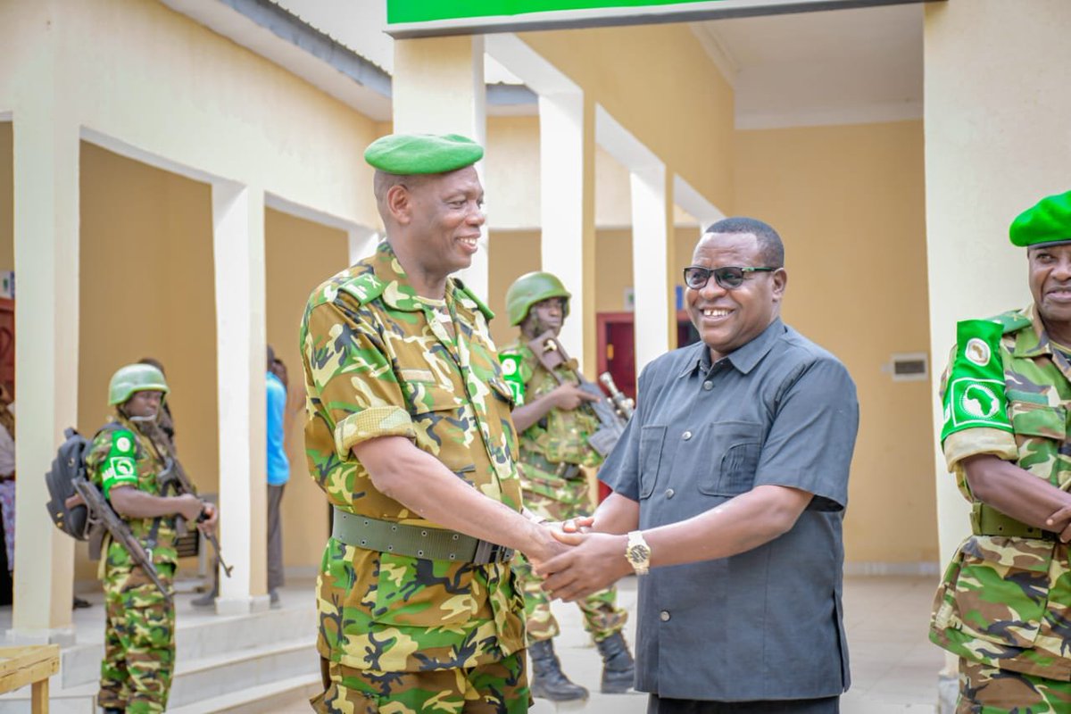 baratuza2000's tweet photo. Somalie : les autorités de Middle Shabelle saluent la contribution des militaires burundais à la paix. 
Le Général de Brigade Gaspard Baratuza, porte-parole du Ministère de la Défense Nationale et des Anciens Combattants (MDNAC) et chef du service chargé du moral des militaires et des relations publiques, poursuit sa visite en Somalie. Le 4 octobre, il s'est entretenu avec les autorités administratives somaliennes, notamment le vice-gouverneur de la région de Middle Shabelle et le maire de la ville de Jowhar.
Les deux responsables ont salué l'engagement des militaires burundais déployés au sein de l’AUSSOM et leur contribution à la restauration et au maintien de la paix en Somalie.