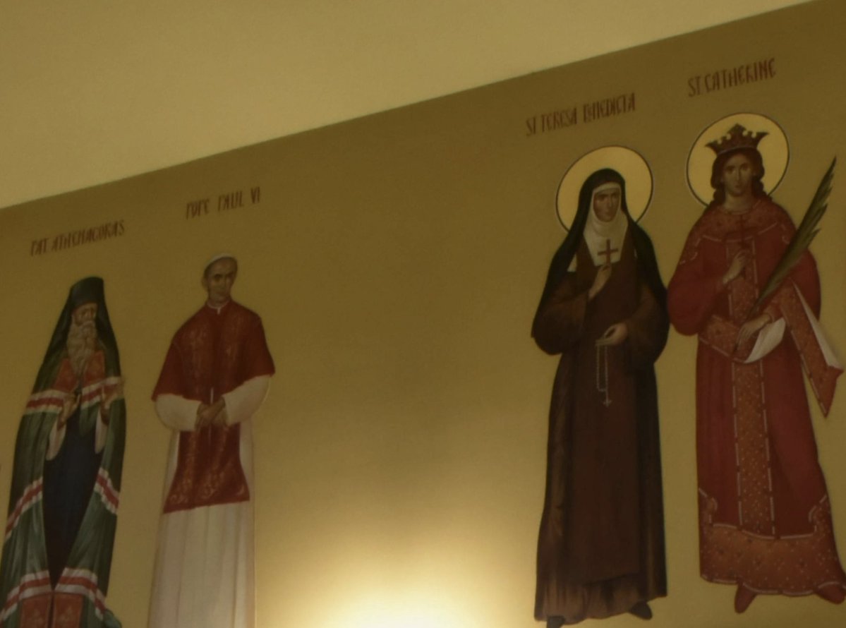 strivetobekind's tweet photo. The Eastern Orthodox Holy Wisdom Church at New Skete (affiliated with the OCA) is decorated with two haloed icons of post-1054 Catholic saints.

St. Theresa Benedicta (d. 1942) and St. Hildegard (d. 1179). https://t.co/qyPfnyscqE