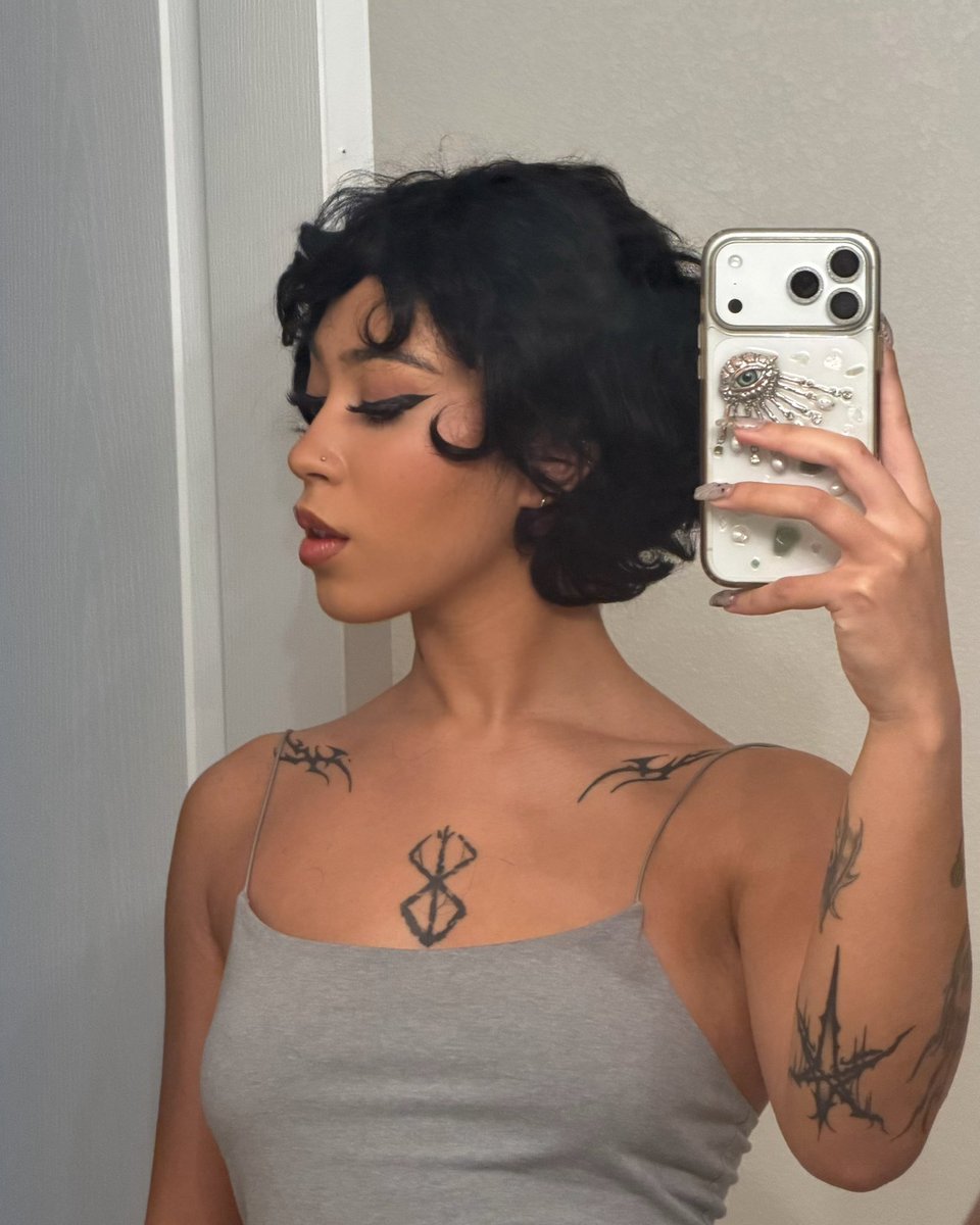 frizzyimposter's tweet photo. I really do love how short hair looks on me https://t.co/qM5RXQdook