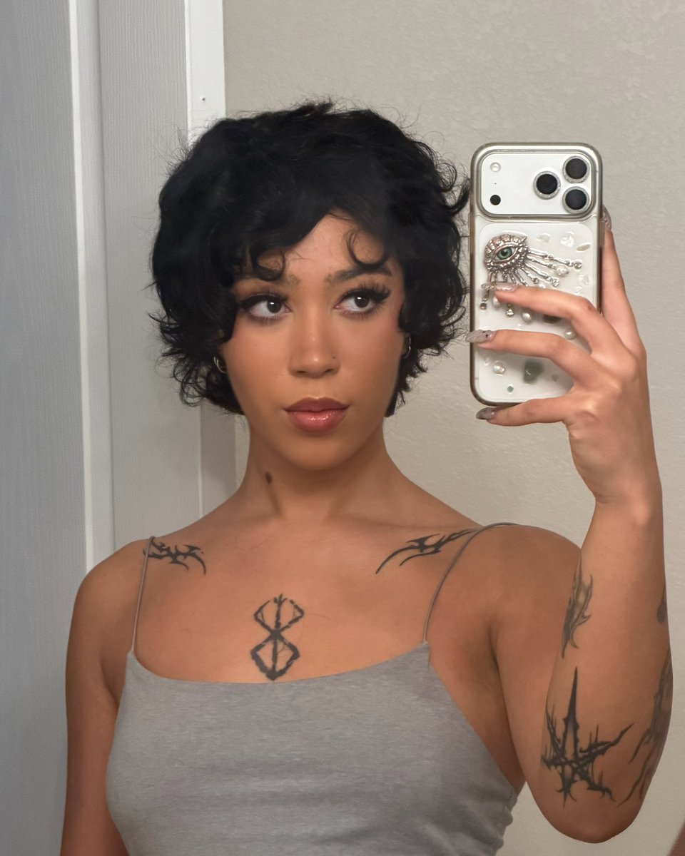 frizzyimposter's tweet photo. I really do love how short hair looks on me https://t.co/qM5RXQdook