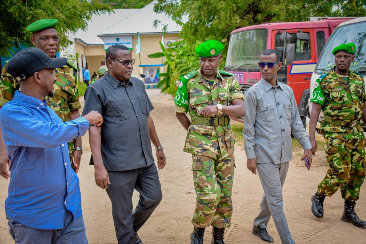 baratuza2000's tweet photo. Somalie : les autorités de Middle Shabelle saluent la contribution des militaires burundais à la paix. 
Le Général de Brigade Gaspard Baratuza, porte-parole du Ministère de la Défense Nationale et des Anciens Combattants (MDNAC) et chef du service chargé du moral des militaires et des relations publiques, poursuit sa visite en Somalie. Le 4 octobre, il s'est entretenu avec les autorités administratives somaliennes, notamment le vice-gouverneur de la région de Middle Shabelle et le maire de la ville de Jowhar.
Les deux responsables ont salué l'engagement des militaires burundais déployés au sein de l’AUSSOM et leur contribution à la restauration et au maintien de la paix en Somalie.