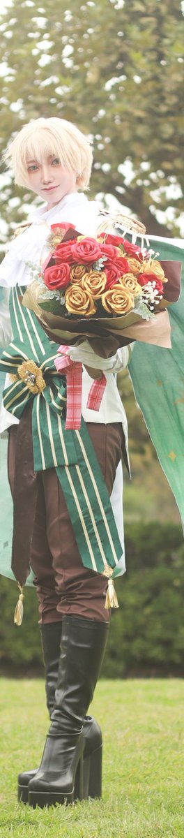 Lei_92cos's tweet photo. 分割した！！大っきいぞー
裏地の柄パールのパウダー使ってやったのだけど伝わるんかしら？？
一応場所によって使う色も変えて柄入れしたよー https://t.co/0EHKZ6QyYJ