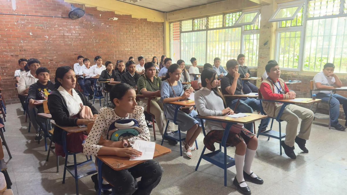 Armandoroldan's tweet photo. Cientos de Jovencitos buscan ingresar al Instituto Experimental de Jutiapa las pruebas de admisión ya iniciaron https://t.co/a0ovGOtzZQ