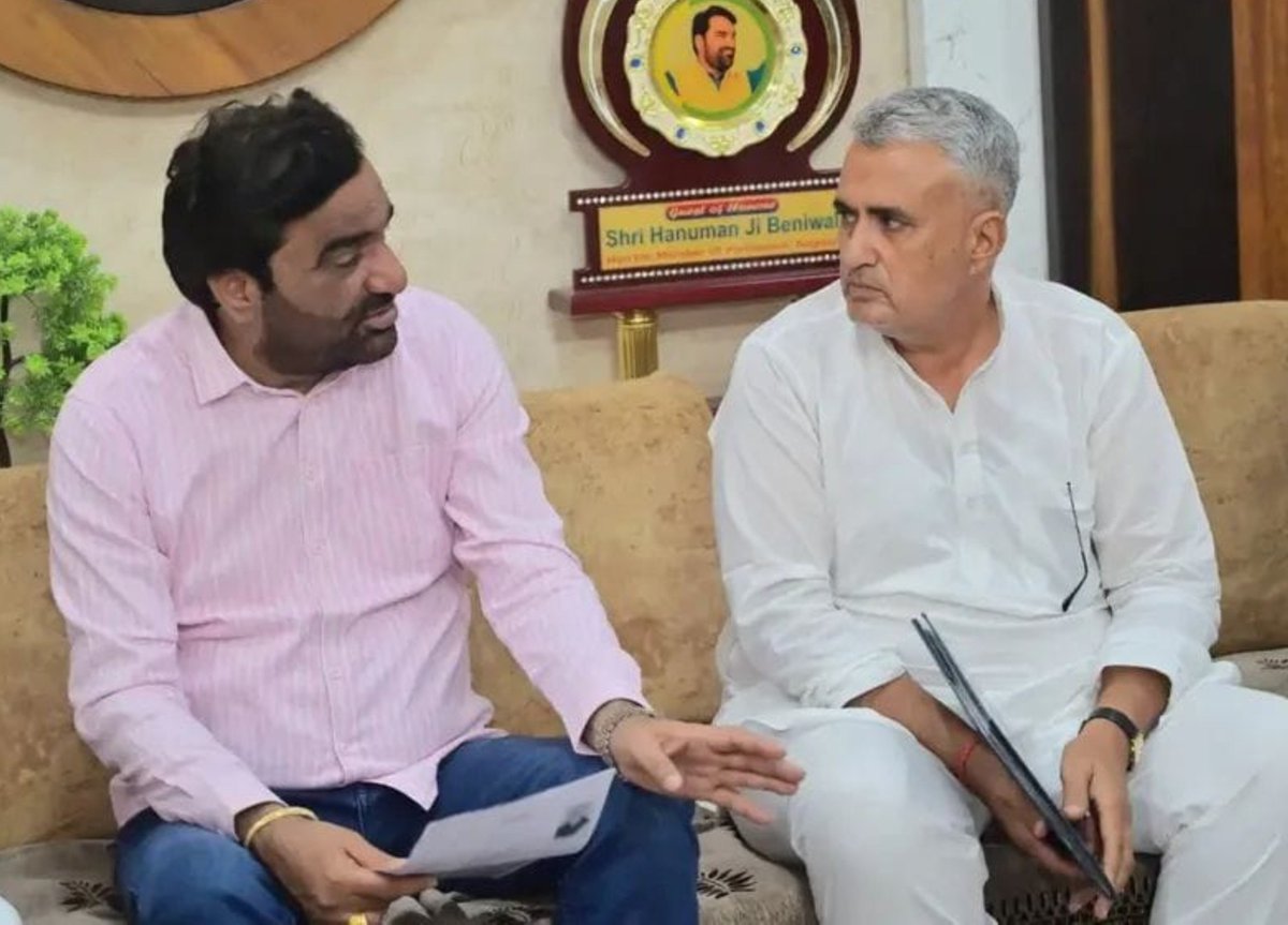 TikamP2181's tweet photo. #जालौर : रानीवाड़ा में कांग्रेस को बड़ा झटका!
वरिष्ठ नेता परसराम ढाका (बिश्नोई) 28 साल बाद कांग्रेस छोड़ RLP में। पहले ब्लॉक अध्यक्ष, फिर यूथ जिलाध्यक्ष, अब हनुमान बेनीवाल के सिपाही! नागौर में जॉइनिंग, रानीवाड़ा में चर्चा तेज - 2028 का सिग्नल है! @hanumanbeniwal @RLPINDIAorg https://t.co/WholXW0pNv