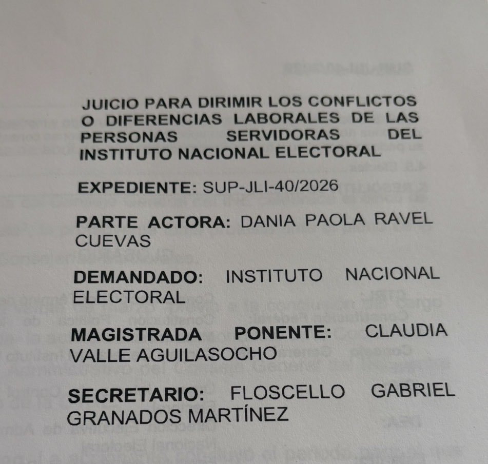 DaniaRavel's tweet photo. Hoy es un buen día para recordar que el @TEPJF_informa resolvió a mi favor el juicio para dirimir los conflictos o diferencias laborales de las personas servidoras del @INEMexico que interpuse en contra de éste. ⚖️

📃 La sentencia dice cosas interesantes, entre ellas:

1️⃣La sola apertura de un procedimiento de responsabilidad administrativa en contra de alguna persona consejera electoral  𝒏𝒐 𝒑𝒖𝒆𝒅𝒆 𝒕𝒆𝒏𝒆𝒓 𝒖𝒏𝒂 𝒄𝒐𝒏𝒔𝒆𝒄𝒖𝒆𝒏𝒄𝒊𝒂 𝒆𝒄𝒐𝒏ó𝒎𝒊𝒄𝒂 𝒅𝒆𝒔𝒇𝒂𝒗𝒐𝒓𝒂𝒃𝒍𝒆 porque se convertiría en un mecanismo indirecto de incidencia sobre la independencia de quienes integran su Consejo General.

2️⃣ También alude al artículo 478, numeral 2, de la LGIPE y recuerda que ese precepto constituye una limitación expresa a las atribuciones del Órgano Interno de Control , de modo que un procedimiento que verse sobre ese tipo de decisiones 𝒏𝒐 𝒑𝒖𝒆𝒅𝒆 𝒔𝒆𝒓𝒗𝒊𝒓, 𝒂 𝒔𝒖 𝒗𝒆𝒛, 𝒄𝒐𝒎𝒐 𝒑𝒓𝒆𝒔𝒖𝒑𝒖𝒆𝒔𝒕𝒐 𝒑𝒂𝒓𝒂 𝒓𝒆𝒔𝒕𝒓𝒊𝒏𝒈𝒊𝒓 𝒆𝒍 𝒅𝒆𝒓𝒆𝒄𝒉𝒐 𝒂 𝒓𝒆𝒄𝒊𝒃𝒊𝒓 𝒄𝒐𝒎𝒑𝒆𝒏𝒔𝒂𝒄𝒊ó𝒏, 𝒑𝒖𝒆𝒔 𝒔𝒆 𝒑𝒓𝒐𝒅𝒖𝒄𝒊𝒓í𝒂 𝒑𝒐𝒓 𝒖𝒏𝒂 𝒗í𝒂 𝒊𝒏𝒅𝒊𝒓𝒆𝒄𝒕𝒂 𝒆𝒍 𝒆𝒇𝒆𝒄𝒕𝒐 𝒅𝒆 𝒊𝒏𝒕𝒆𝒓𝒇𝒆𝒓𝒆𝒏𝒄𝒊𝒂 𝒒𝒖𝒆 𝒍𝒂 𝒍𝒆𝒈𝒊𝒔𝒍𝒂𝒄𝒊ó𝒏 𝒆𝒍𝒆𝒄𝒕𝒐𝒓𝒂𝒍 𝒑𝒓𝒐𝒉í𝒃𝒆 𝒆𝒙𝒑𝒓𝒆𝒔𝒂𝒎𝒆𝒏𝒕𝒆.

Vale la pena recordar esta sentencia porque sigue abierto un procedimiento de responsabilidad en contra de personas que fuimos consejeras electorales, por cómo votamos en una sesión pública del INE celebrada el 17 de diciembre de 2021.

Como he dicho, 𝐥𝐚 𝐩𝐫𝐞𝐬𝐞𝐧𝐭𝐚𝐜𝐢ó𝐧 𝐝𝐞 𝐮𝐧𝐚 𝐪𝐮𝐞𝐣𝐚 𝐚𝐝𝐦𝐢𝐧𝐢𝐬𝐭𝐫𝐚𝐭𝐢𝐯𝐚 𝐞𝐧 𝐜𝐨𝐧𝐭𝐫𝐚 𝐝𝐞 consejerías electorales 𝐩𝐨𝐫 𝐞𝐥 𝐞𝐣𝐞𝐫𝐜𝐢𝐜𝐢𝐨 𝐝𝐞 𝐬𝐮 𝐯𝐨𝐭𝐨 𝐞𝐧 𝐂𝐨𝐧𝐬𝐞𝐣𝐨 𝐆𝐞𝐧𝐞𝐫𝐚𝐥 𝐭𝐢𝐞𝐧𝐞 𝐜𝐨𝐦𝐨 𝐟𝐢𝐧𝐚𝐥𝐢𝐝𝐚𝐝 𝐞𝐣𝐞𝐫𝐜𝐞𝐫 𝐩𝐫𝐞𝐬𝐢ó𝐧 𝐜𝐨𝐧 𝐞𝐥 𝐨𝐛𝐣𝐞𝐭𝐨 𝐝𝐞 𝐦𝐞𝐫𝐦𝐚𝐫 𝐥𝐚 𝐢𝐧𝐝𝐞𝐩𝐞𝐧𝐝𝐞𝐧𝐜𝐢𝐚 𝐜𝐨𝐧 𝐥𝐚 𝐪𝐮𝐞 𝐥𝐚𝐬 𝐩𝐞𝐫𝐬𝐨𝐧𝐚𝐬 𝐬𝐞𝐫𝐯𝐢𝐝𝐨𝐫𝐚𝐬 𝐩ú𝐛𝐥𝐢𝐜𝐚𝐬 𝐩𝐮𝐞𝐝𝐞𝐧 𝐲 𝐝𝐞𝐛𝐞𝐧 𝐚𝐝𝐨𝐩𝐭𝐚𝐫 𝐝𝐞𝐜𝐢𝐬𝐢𝐨𝐧𝐞𝐬 𝐢𝐧𝐬𝐭𝐢𝐭𝐮𝐜𝐢𝐨𝐧𝐚𝐥𝐞𝐬. ⚖️