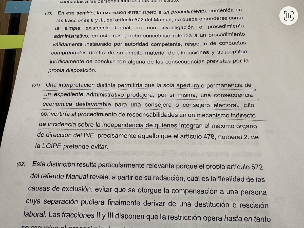 DaniaRavel's tweet photo. Hoy es un buen día para recordar que el @TEPJF_informa resolvió a mi favor el juicio para dirimir los conflictos o diferencias laborales de las personas servidoras del @INEMexico que interpuse en contra de éste. ⚖️

📃 La sentencia dice cosas interesantes, entre ellas:

1️⃣La sola apertura de un procedimiento de responsabilidad administrativa en contra de alguna persona consejera electoral  𝒏𝒐 𝒑𝒖𝒆𝒅𝒆 𝒕𝒆𝒏𝒆𝒓 𝒖𝒏𝒂 𝒄𝒐𝒏𝒔𝒆𝒄𝒖𝒆𝒏𝒄𝒊𝒂 𝒆𝒄𝒐𝒏ó𝒎𝒊𝒄𝒂 𝒅𝒆𝒔𝒇𝒂𝒗𝒐𝒓𝒂𝒃𝒍𝒆 porque se convertiría en un mecanismo indirecto de incidencia sobre la independencia de quienes integran su Consejo General.

2️⃣ También alude al artículo 478, numeral 2, de la LGIPE y recuerda que ese precepto constituye una limitación expresa a las atribuciones del Órgano Interno de Control , de modo que un procedimiento que verse sobre ese tipo de decisiones 𝒏𝒐 𝒑𝒖𝒆𝒅𝒆 𝒔𝒆𝒓𝒗𝒊𝒓, 𝒂 𝒔𝒖 𝒗𝒆𝒛, 𝒄𝒐𝒎𝒐 𝒑𝒓𝒆𝒔𝒖𝒑𝒖𝒆𝒔𝒕𝒐 𝒑𝒂𝒓𝒂 𝒓𝒆𝒔𝒕𝒓𝒊𝒏𝒈𝒊𝒓 𝒆𝒍 𝒅𝒆𝒓𝒆𝒄𝒉𝒐 𝒂 𝒓𝒆𝒄𝒊𝒃𝒊𝒓 𝒄𝒐𝒎𝒑𝒆𝒏𝒔𝒂𝒄𝒊ó𝒏, 𝒑𝒖𝒆𝒔 𝒔𝒆 𝒑𝒓𝒐𝒅𝒖𝒄𝒊𝒓í𝒂 𝒑𝒐𝒓 𝒖𝒏𝒂 𝒗í𝒂 𝒊𝒏𝒅𝒊𝒓𝒆𝒄𝒕𝒂 𝒆𝒍 𝒆𝒇𝒆𝒄𝒕𝒐 𝒅𝒆 𝒊𝒏𝒕𝒆𝒓𝒇𝒆𝒓𝒆𝒏𝒄𝒊𝒂 𝒒𝒖𝒆 𝒍𝒂 𝒍𝒆𝒈𝒊𝒔𝒍𝒂𝒄𝒊ó𝒏 𝒆𝒍𝒆𝒄𝒕𝒐𝒓𝒂𝒍 𝒑𝒓𝒐𝒉í𝒃𝒆 𝒆𝒙𝒑𝒓𝒆𝒔𝒂𝒎𝒆𝒏𝒕𝒆.

Vale la pena recordar esta sentencia porque sigue abierto un procedimiento de responsabilidad en contra de personas que fuimos consejeras electorales, por cómo votamos en una sesión pública del INE celebrada el 17 de diciembre de 2021.

Como he dicho, 𝐥𝐚 𝐩𝐫𝐞𝐬𝐞𝐧𝐭𝐚𝐜𝐢ó𝐧 𝐝𝐞 𝐮𝐧𝐚 𝐪𝐮𝐞𝐣𝐚 𝐚𝐝𝐦𝐢𝐧𝐢𝐬𝐭𝐫𝐚𝐭𝐢𝐯𝐚 𝐞𝐧 𝐜𝐨𝐧𝐭𝐫𝐚 𝐝𝐞 consejerías electorales 𝐩𝐨𝐫 𝐞𝐥 𝐞𝐣𝐞𝐫𝐜𝐢𝐜𝐢𝐨 𝐝𝐞 𝐬𝐮 𝐯𝐨𝐭𝐨 𝐞𝐧 𝐂𝐨𝐧𝐬𝐞𝐣𝐨 𝐆𝐞𝐧𝐞𝐫𝐚𝐥 𝐭𝐢𝐞𝐧𝐞 𝐜𝐨𝐦𝐨 𝐟𝐢𝐧𝐚𝐥𝐢𝐝𝐚𝐝 𝐞𝐣𝐞𝐫𝐜𝐞𝐫 𝐩𝐫𝐞𝐬𝐢ó𝐧 𝐜𝐨𝐧 𝐞𝐥 𝐨𝐛𝐣𝐞𝐭𝐨 𝐝𝐞 𝐦𝐞𝐫𝐦𝐚𝐫 𝐥𝐚 𝐢𝐧𝐝𝐞𝐩𝐞𝐧𝐝𝐞𝐧𝐜𝐢𝐚 𝐜𝐨𝐧 𝐥𝐚 𝐪𝐮𝐞 𝐥𝐚𝐬 𝐩𝐞𝐫𝐬𝐨𝐧𝐚𝐬 𝐬𝐞𝐫𝐯𝐢𝐝𝐨𝐫𝐚𝐬 𝐩ú𝐛𝐥𝐢𝐜𝐚𝐬 𝐩𝐮𝐞𝐝𝐞𝐧 𝐲 𝐝𝐞𝐛𝐞𝐧 𝐚𝐝𝐨𝐩𝐭𝐚𝐫 𝐝𝐞𝐜𝐢𝐬𝐢𝐨𝐧𝐞𝐬 𝐢𝐧𝐬𝐭𝐢𝐭𝐮𝐜𝐢𝐨𝐧𝐚𝐥𝐞𝐬. ⚖️