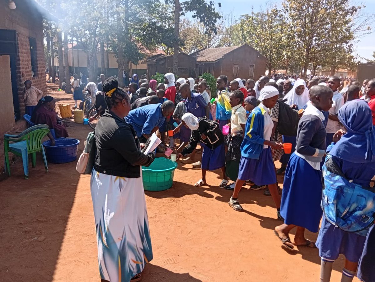 OnyangoEmmason's tweet photo. Under Namyalo's ONC grassroots radar, I landed at Madibira P/S, Busia Municipality, 3,855pupils,18teachers only.
30classes, 8latrines,watered. Gov't delivered structure.
Now we need staff &desks.214:1 ratio is not teaching,it's crowd control.
Nabwire Regina,ONC Busia #ONCupdates. https://t.co/TPRXm2a0U0