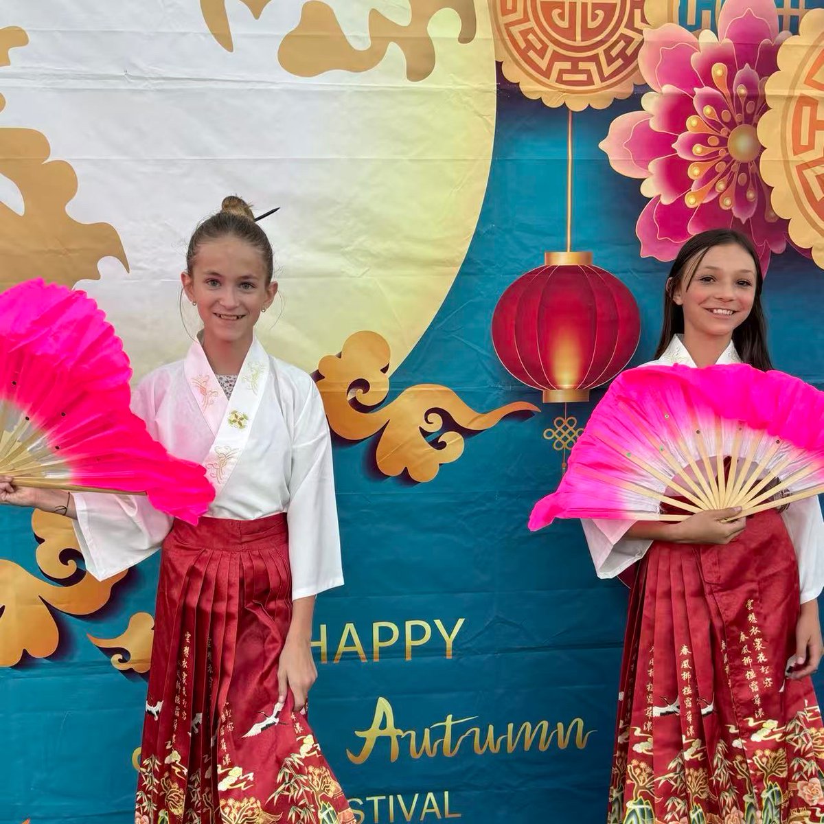 jordandistrict's tweet photo. Foothills Elementary School hosted hundreds of families for a Mid-Autumn Festival & Stargazing Night! ๐โจ The event featured student cultural performances, hands-on projects, and telescope viewing with the Salt Lake Astronomical Society. Huge thanks to all who joined! ๐ญ๐ฅฎ#uted https://t.co/zHmUcbre4i