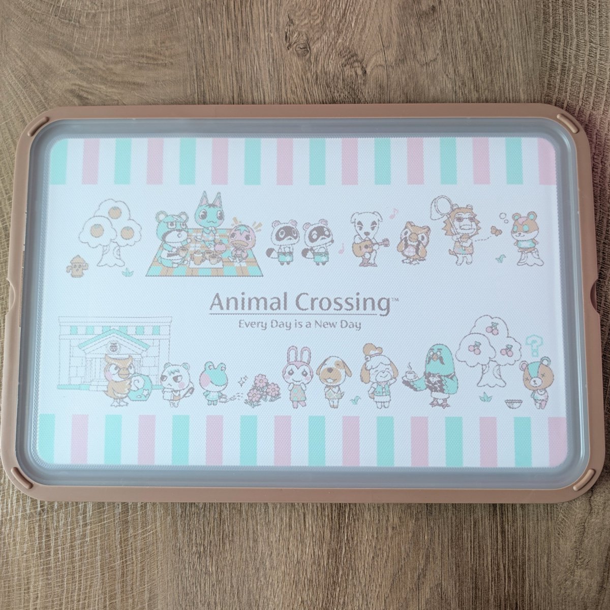 darrkpeach's tweet photo. New fall animal crossing cutting board looks so cute on my desk I'm going to use it as a tray 🌸 https://t.co/FXJWxkTZos