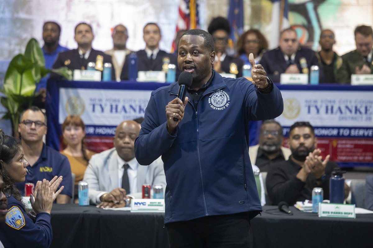 cmtyhankerson's tweet photo. My goal on Friday night was to leave no question from my community unanswered, and we accomplished that.
Our community conversation consisted of questions, answers, community understanding, and helpful feedback.
#yourneighborhoodcouncilman #district28 #communityconversation https://t.co/KZdLU6g7bj