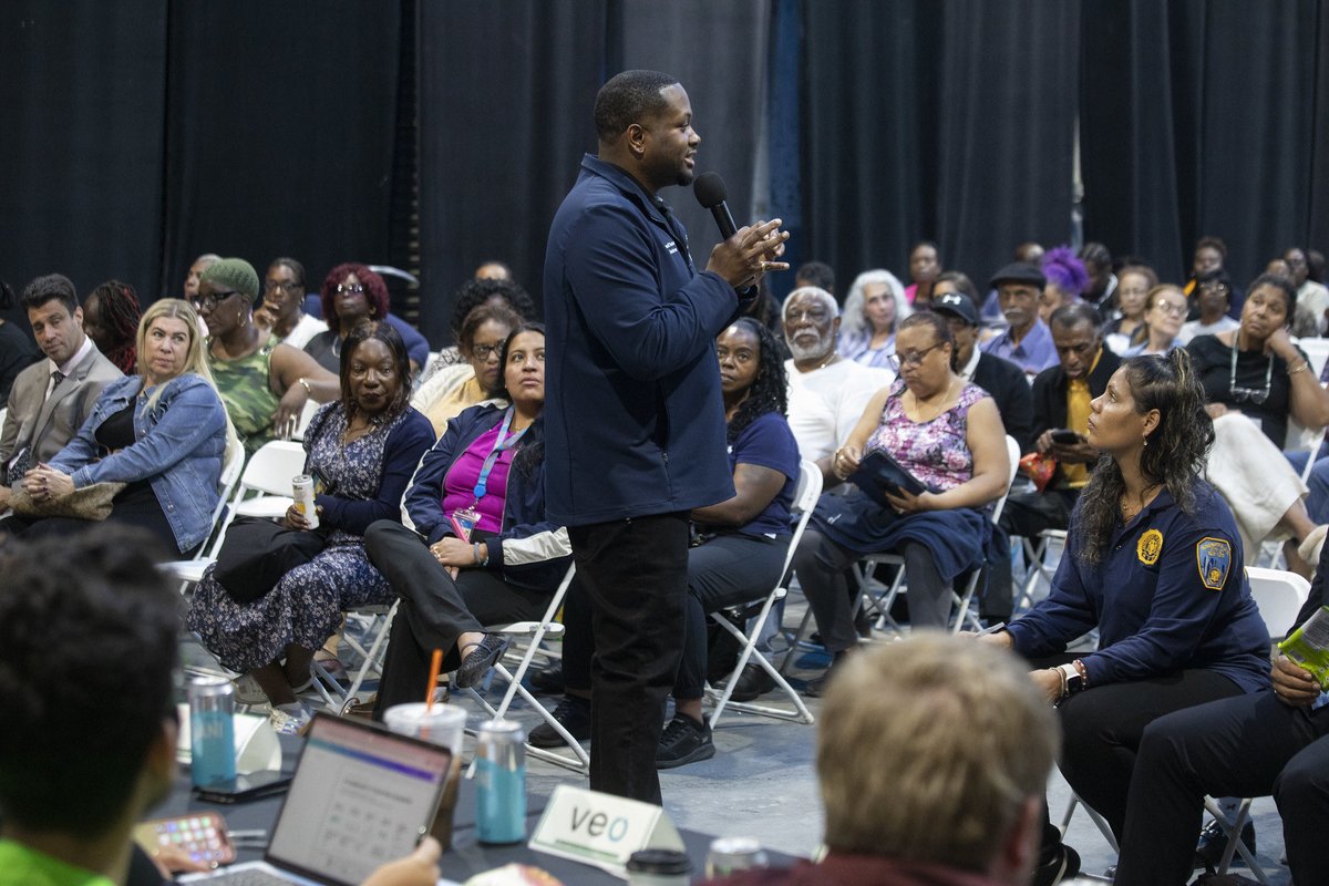 cmtyhankerson's tweet photo. My goal on Friday night was to leave no question from my community unanswered, and we accomplished that.
Our community conversation consisted of questions, answers, community understanding, and helpful feedback.
#yourneighborhoodcouncilman #district28 #communityconversation https://t.co/KZdLU6g7bj