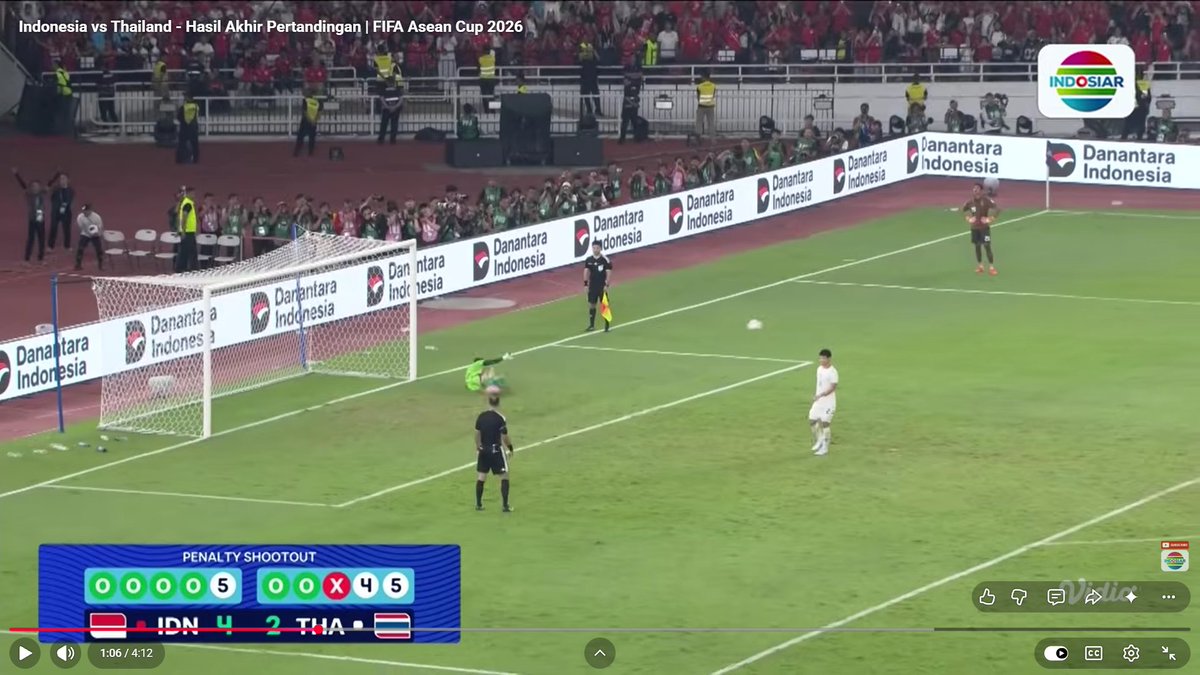 abulmuzaffar10's tweet photo. Yang bikin sepak bola Thailand itu bagus

- Liganya bagus dan profesional
- Pembinaan pemain usia dini yang bagus. Sudah ada kompetisi sejak muda sampai U-21
- Ada jalur ke Liga Jepang yang super profesional buat pemain Thailand.

Indo sebenarnya punya liga dan pembinaan usia dini. Tapi ya, kualitasnya masih perlu ditingkatkan.

SSB di Indo juga masih kurang koordinasinya dengan PSSI. Kata Kemenpora. 

Jadi ya, pembinaan PSSI ke SSB di Indo masih terkendala. 

Again.

Kualitas pemain timnas di Indo hanya akan bertahan jika urusan fundamental seperti: 

Liga dan pembinaan usia dini diperbaiki secara menyeluruh. 

Naturalisasi pemain asing itu hanya SEMENTARA. 

FOTO: Screenshoot Youtube Indosiar.