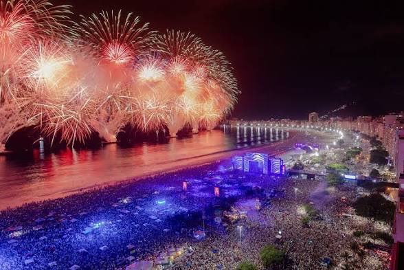mybestAnitta's tweet photo. 🚨 FLÁVIO BOLSONARO QUER ACABAR COM O RÉVEILLON DE COPACABANA

Durante o mandato, pretende proibir os fogos e fechar a praia na virada.

“Copacabana precisa de ordem. No meu governo, ninguém entra na praia no Ano-Novo.”

A medida já promete gerar revolta entre cariocas e turistas https://t.co/2WqMmqcvnn
