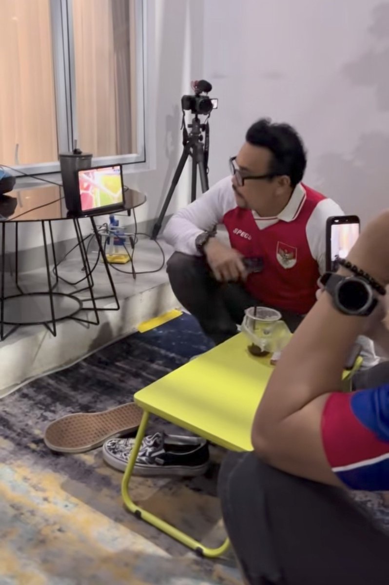 MiskinTV_'s tweet photo. Akhirnya ia terpaksa menyelesaikan sisa pertandingan hingga akhirnya Indonesia Juara dengan tablet 🤣🤣🤣 https://t.co/PrsB3A3yIS