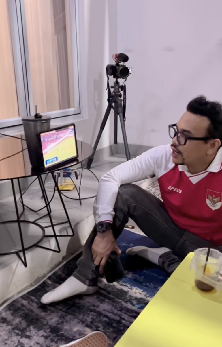 MiskinTV_'s tweet photo. Akhirnya ia terpaksa menyelesaikan sisa pertandingan hingga akhirnya Indonesia Juara dengan tablet 🤣🤣🤣 https://t.co/PrsB3A3yIS