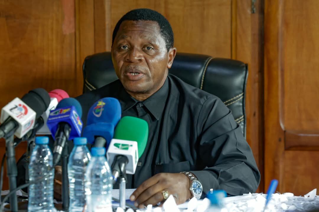 MinatDivcom's tweet photo. Bamenda : réunion de sécurité du très haut commandement présidée par le Minat. Dans le cadre de sa visite de travail dans la région du Nord-Ouest, le ministre a présidé ce lundi après-midi du 5 octobre 2026 dans la salle de conférence des services du Gouverneur. https://t.co/9B6h6YBQwr