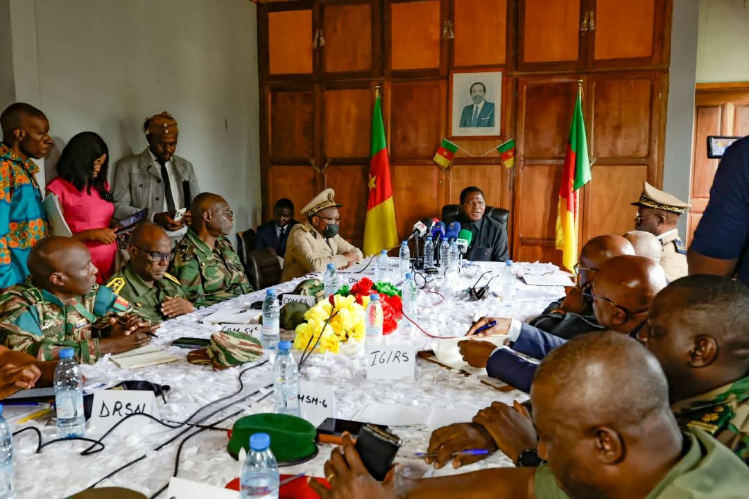 MinatDivcom's tweet photo. Bamenda : réunion de sécurité du très haut commandement présidée par le Minat. Dans le cadre de sa visite de travail dans la région du Nord-Ouest, le ministre a présidé ce lundi après-midi du 5 octobre 2026 dans la salle de conférence des services du Gouverneur. https://t.co/9B6h6YBQwr