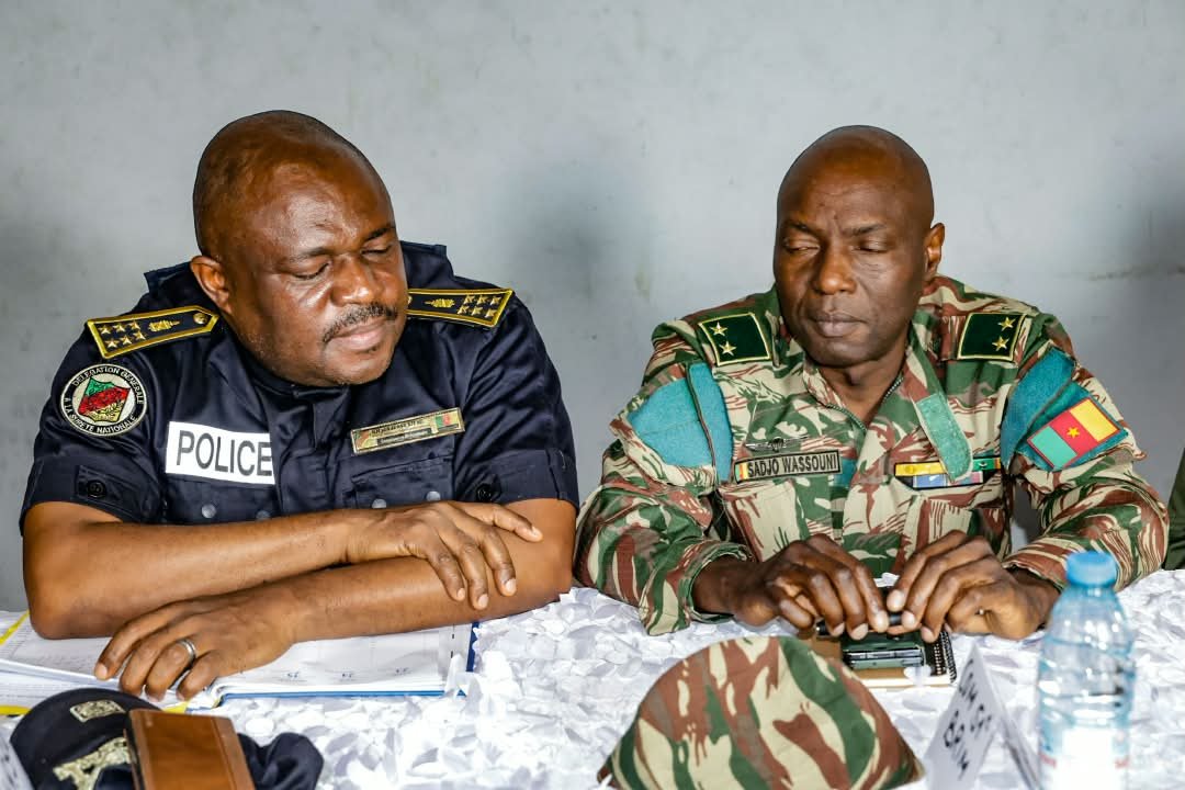 MinatDivcom's tweet photo. Bamenda : réunion de sécurité du très haut commandement présidée par le Minat. Dans le cadre de sa visite de travail dans la région du Nord-Ouest, le ministre a présidé ce lundi après-midi du 5 octobre 2026 dans la salle de conférence des services du Gouverneur. https://t.co/9B6h6YBQwr