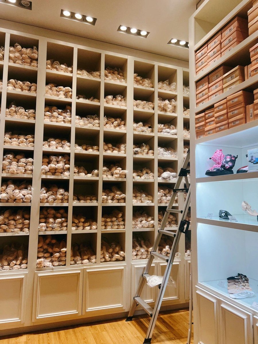 Q_Nancy's tweet photo. I discovered that my ballet tights were torn, so I decided to go to Bloch to buy a new pair https://t.co/GZiSn5TMux