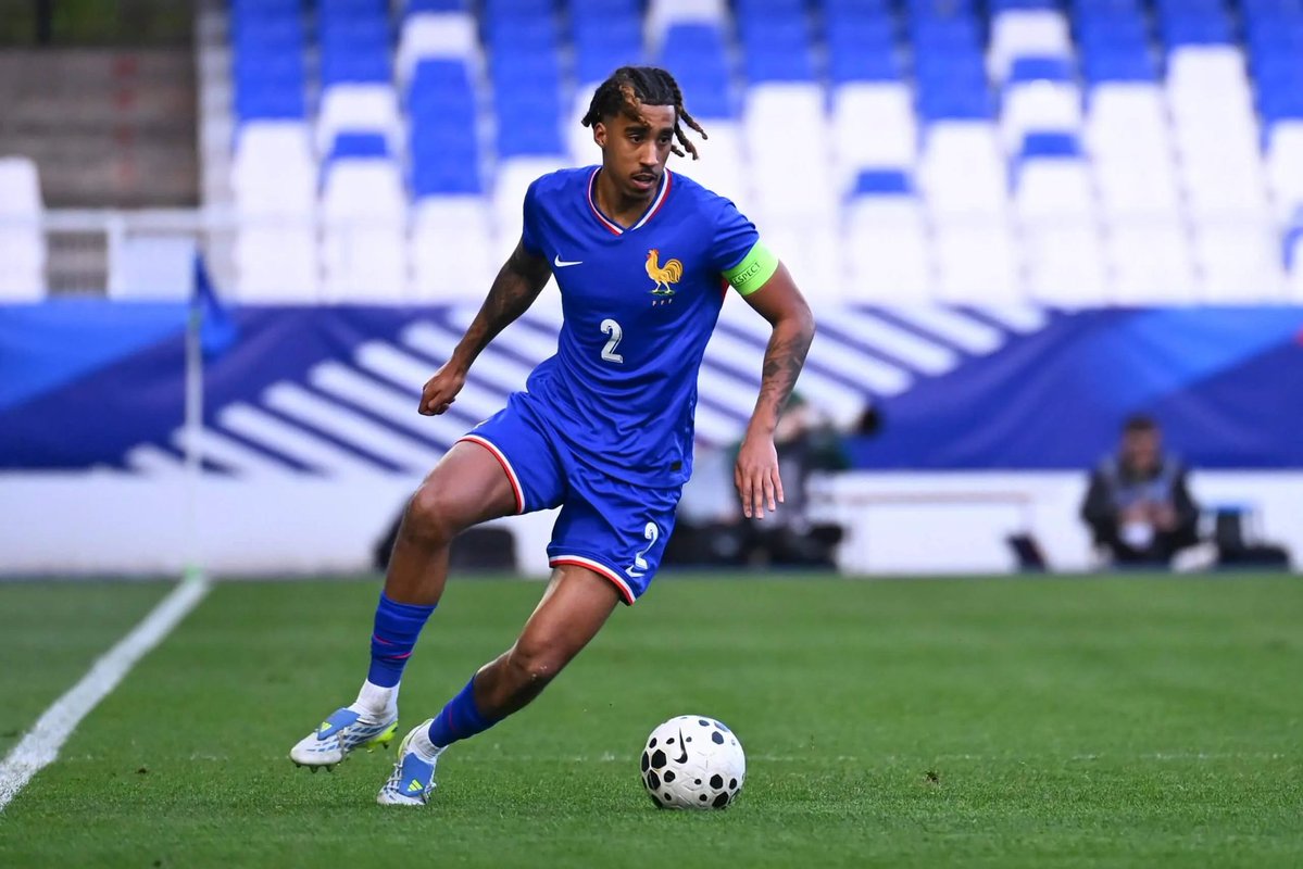 utdDamib0y's tweet photo. 🚨 Leny Yoro is reportedly set to make his international debut tonight for France vs Belgium! [@FabriceHawkins @RMCsport] https://t.co/rVLsA6kK0q