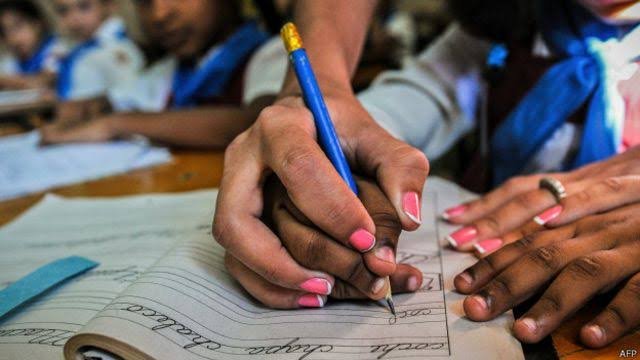 InderCuba's tweet photo. En el Día Mundial de los Docentes, el reconocimiento y las felicitaciones desde #InderCuba.
Abrazos especiales a quienes honran esa labor desde las filas de nuestro organismo.
#DeporteCubano #SiempreXCuba https://t.co/T3Bjkkbr4S