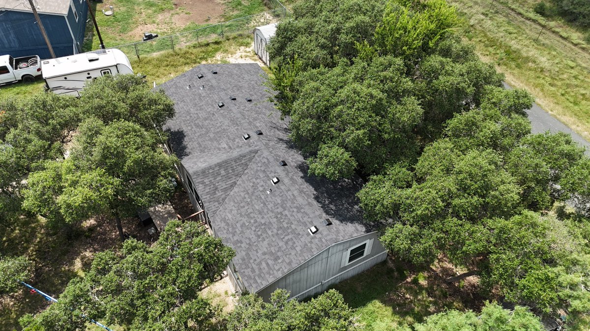 SilverHornTexas's tweet photo. We finished a full roof replacement in Bandera, TX using durable, impact-resistant shingles to ensure long-term home protection. Proud to keep our local community safe and sound. #Bandera #Roofing #SilverHornRoofing #HomeSafety https://t.co/2cGMrqE5il