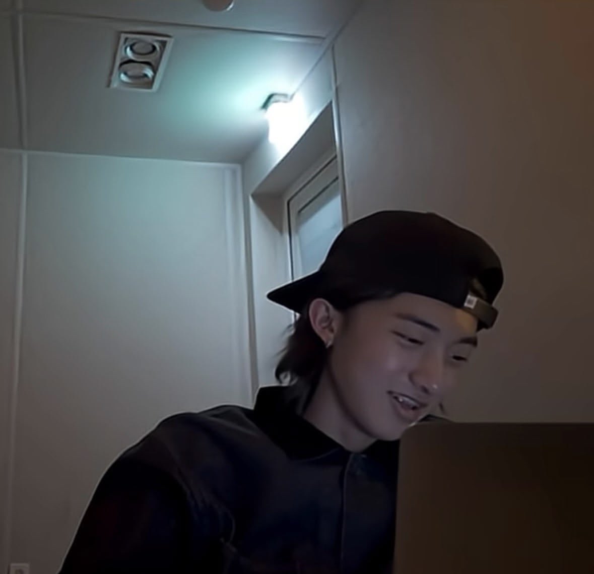smokeoutmybrain's tweet photo. ให้มันน้อยๆหน่อย https://t.co/yqLOGKkOtl