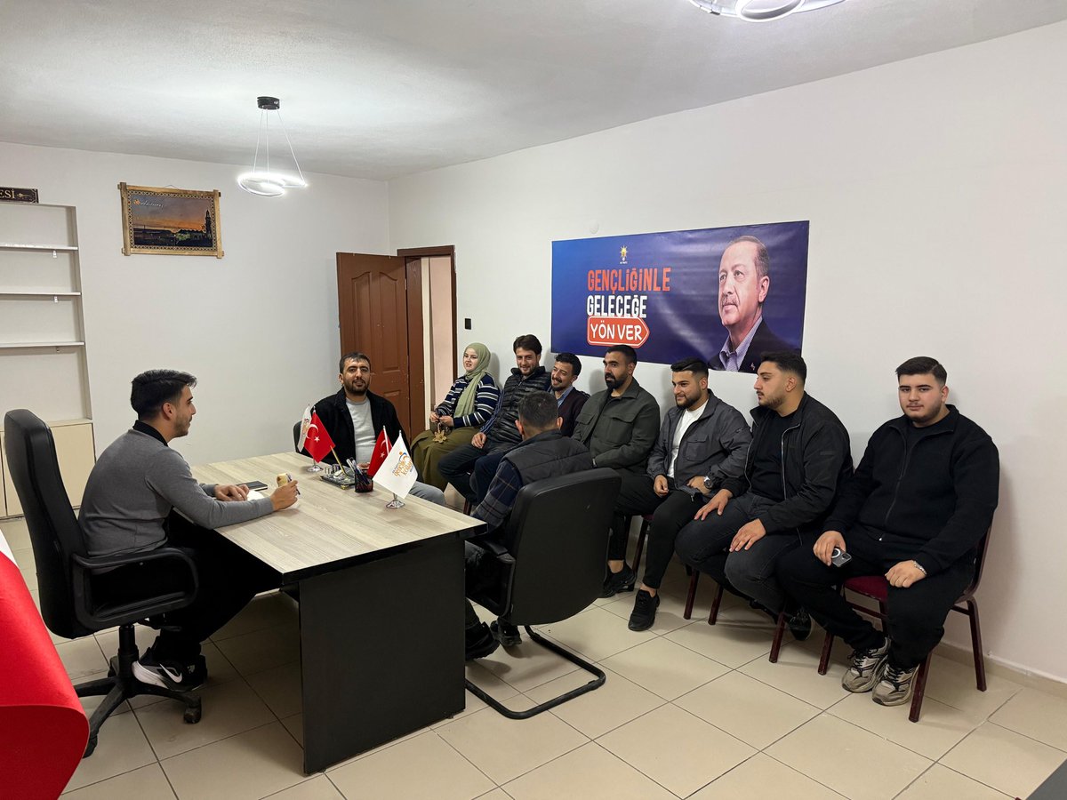 akgenclikadlcvz's tweet photo. 📍 AK PARTİ ADİLCEVAZ İLÇE BAŞKANLIĞI

İlçe Gençlik Kolları Başkanımız Sayın Kerim Baran ERTUNÇ başkanlığında, haftalık istişare ve değerlendirme toplantımızı gerçekleştirdik.

Toplantımızda; önümüzdeki dönemde hayata geçirmeyi planladığımız proje ve programlarımız ile üyelik çalışmalarımız üzerine değerlendirmelerde bulunarak görüş alışverişi gerçekleştirdik.

Birlik, beraberlik ve ortak hedefler doğrultusunda çalışmalarımıza kararlılıkla devam ediyoruz.

Toplantımızın teşkilatımız ve ilçemiz adına hayırlara vesile olmasını temenni ediyoruz. 🇹🇷