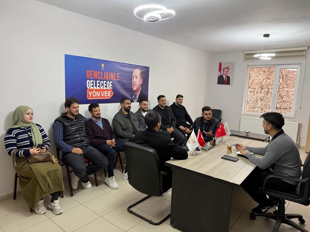 akgenclikadlcvz's tweet photo. 📍 AK PARTİ ADİLCEVAZ İLÇE BAŞKANLIĞI

İlçe Gençlik Kolları Başkanımız Sayın Kerim Baran ERTUNÇ başkanlığında, haftalık istişare ve değerlendirme toplantımızı gerçekleştirdik.

Toplantımızda; önümüzdeki dönemde hayata geçirmeyi planladığımız proje ve programlarımız ile üyelik çalışmalarımız üzerine değerlendirmelerde bulunarak görüş alışverişi gerçekleştirdik.

Birlik, beraberlik ve ortak hedefler doğrultusunda çalışmalarımıza kararlılıkla devam ediyoruz.

Toplantımızın teşkilatımız ve ilçemiz adına hayırlara vesile olmasını temenni ediyoruz. 🇹🇷