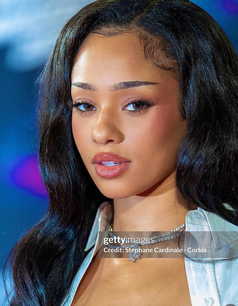 manonsarchives's tweet photo. when she did the makeup herself for a whole award show appearance https://t.co/jfdrJRv1rN