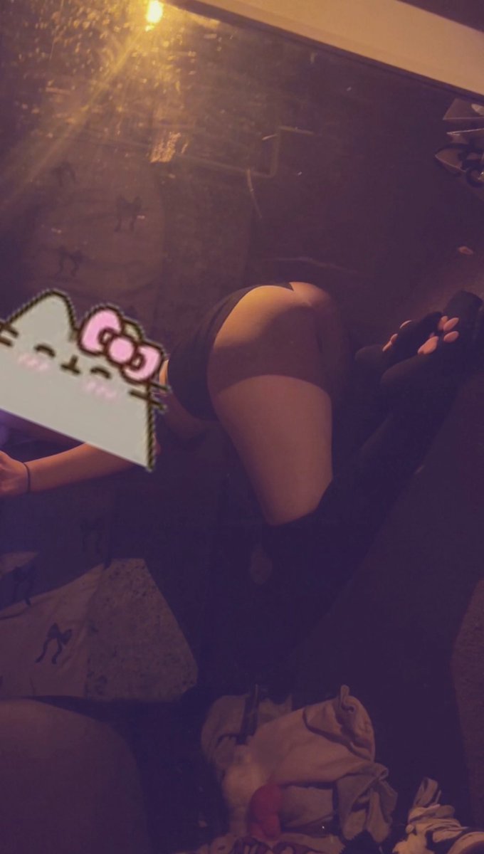 lowkwhatever's tweet photo. Hi :/ #egirl #comgirl #pawsocks #dahood #discord https://t.co/yxw1BhjK6i