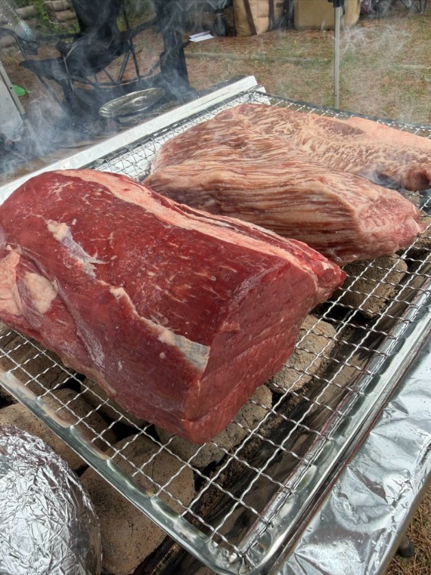 LyraSunset0k's tweet photo. Take a bite—crisp on the outside and tender on the inside—and the rich, meaty flavor and juices burst in your mouth. This is the true joy of a weekend or a camping trip. #MeatLover #BBQ #AmericanBBQ #MarbledBeef #CampingFood #FoodDiaries #CharcoalGrill https://t.co/eIlSQhM8Zi