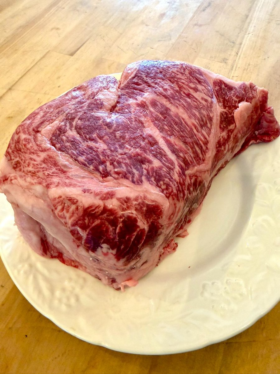 LyraSunset0k's tweet photo. Take a bite—crisp on the outside and tender on the inside—and the rich, meaty flavor and juices burst in your mouth. This is the true joy of a weekend or a camping trip. #MeatLover #BBQ #AmericanBBQ #MarbledBeef #CampingFood #FoodDiaries #CharcoalGrill https://t.co/eIlSQhM8Zi