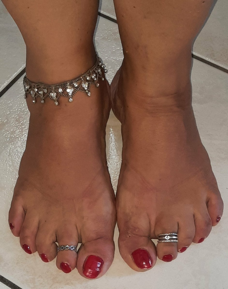 strong_04984's tweet photo. Mature slut with feet to be covered in cum 👅🍆💦💦 https://t.co/Wg2luVGrMx