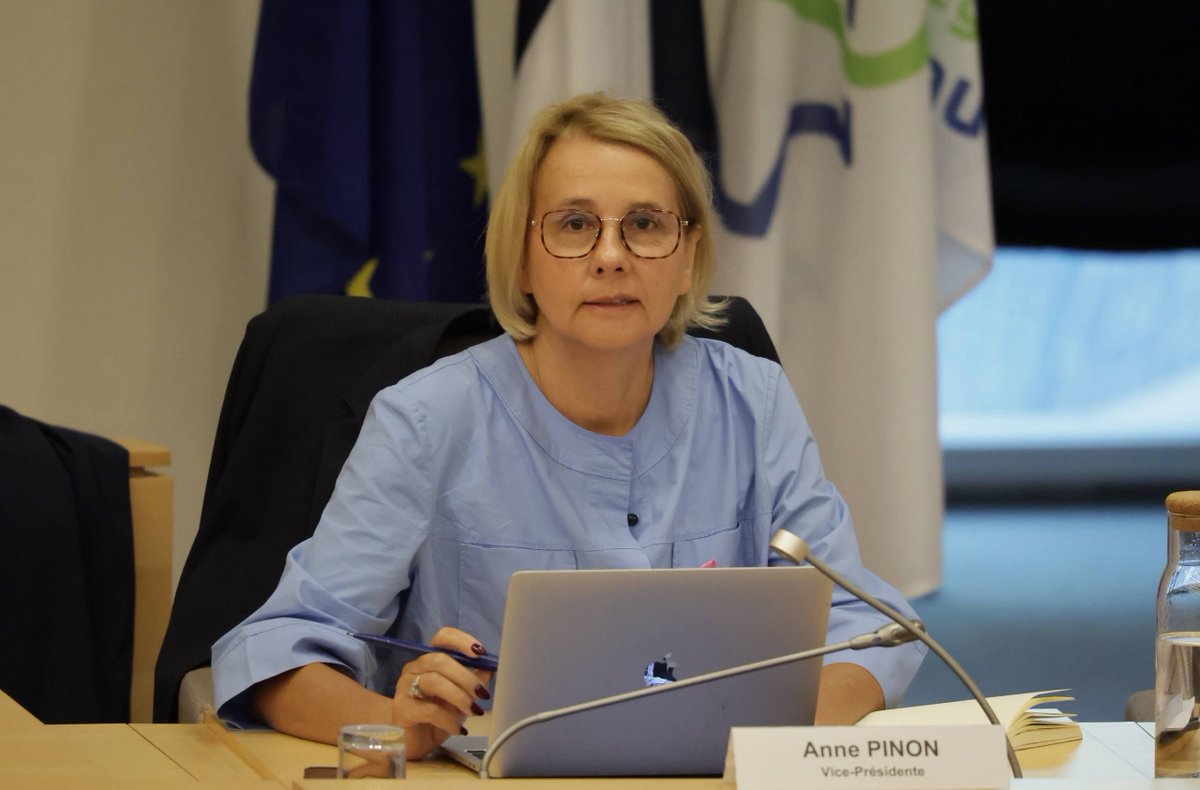 hautsdefrance's tweet photo. #DirectHDF | Félicitations à @AnPinon, élue vice-présidente de la Région #hautsdefrance ! 

✅ Elle succède à @fdecoster et prend désormais en charge la Culture, le Patrimoine et les Langues régionales. https://t.co/YoDZ2nkexO