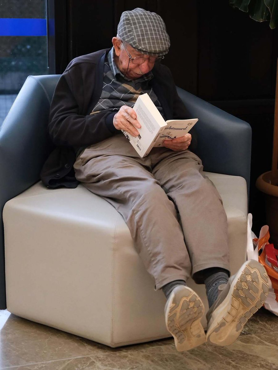 posttmodern's tweet photo. Kitap okurken kendini kaptıran amca. 🤍 

— Kocaeli Kitap Fuarı https://t.co/HKTDGfB48e