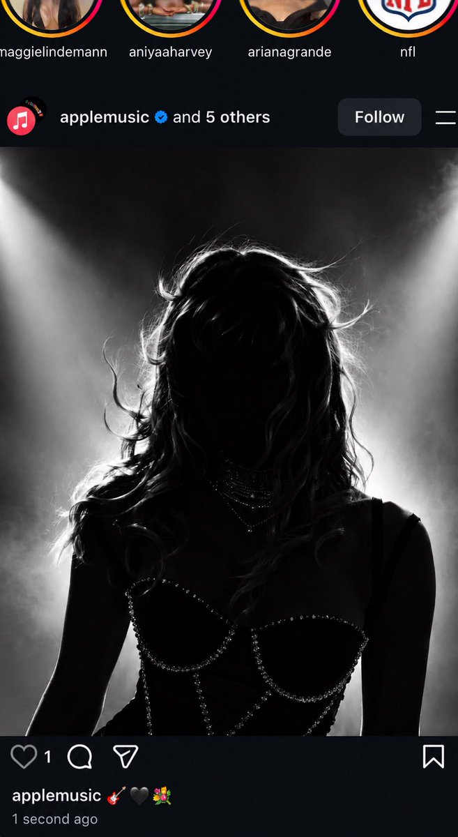 petaltrin's tweet photo. OMGGG DID THEY JUST DROP A CLUE AT THE HALFTIME PERFORMER AND THEN DELETE IT ??? 😭😭😭😭😭😭😭😭😭😭😭😭😭😭😭😭😭!!!!!😭😭😭😭😭😭??!!! https://t.co/DlyUl7G6La