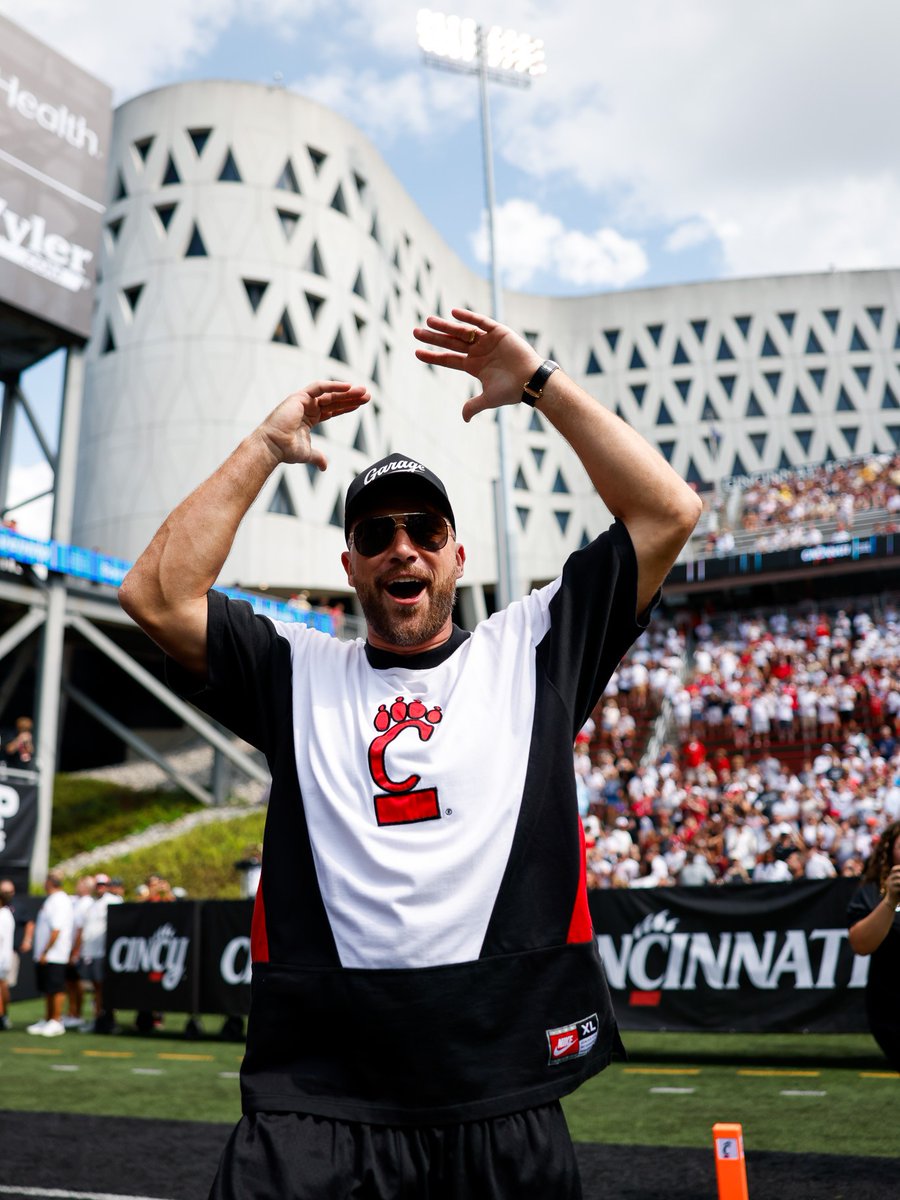 GoBearcatsFB's tweet photo. Happy Birthday, @tkelce! 🎂 https://t.co/ssKtNgALoM