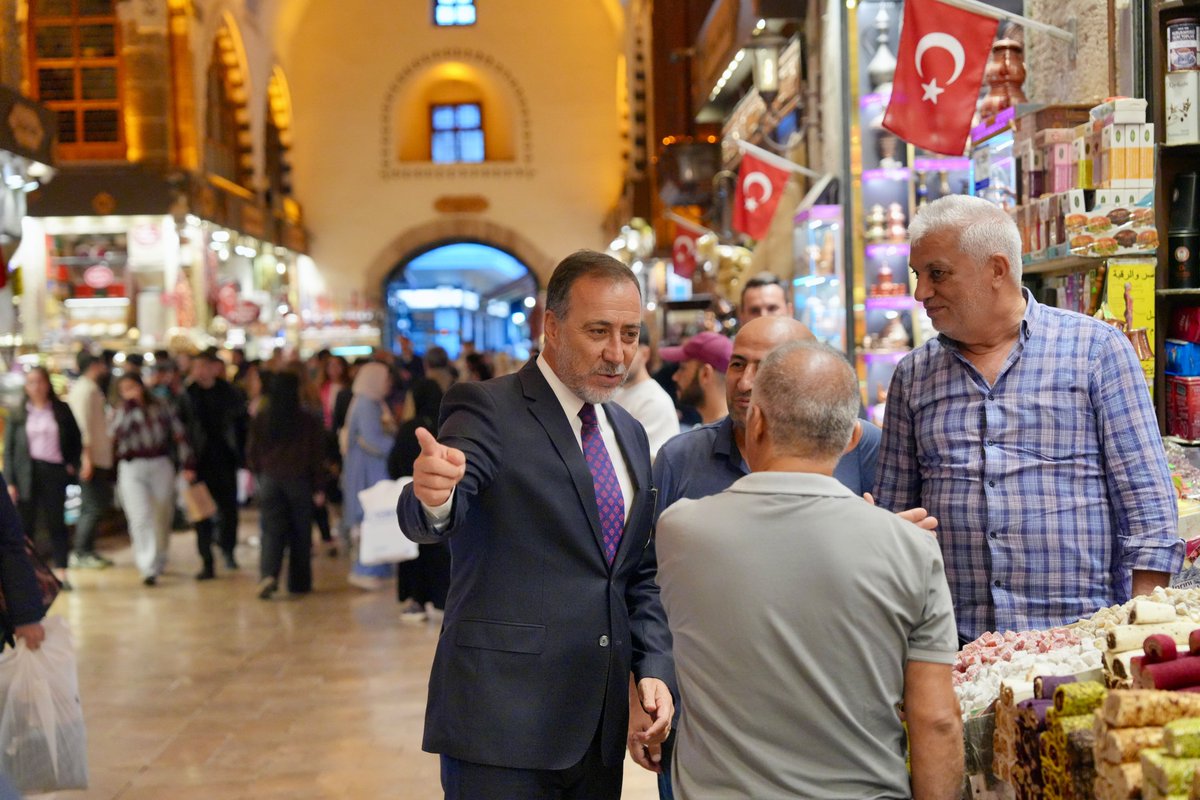 BBvolkanyilmaz's tweet photo. İstanbul’un tarihi ve kültürel mirasının önemli simgelerinden Tarihi Mısır Çarşısı’nda kıymetli esnaflarımızı ziyaret ettik. 

Samimi karşılamaları ve misafirperverlikleri için teşekkür ediyor, tüm esnafımıza hayırlı, bereketli ve bol kazançlı işler diliyorum. https://t.co/YvYWhMtPWk