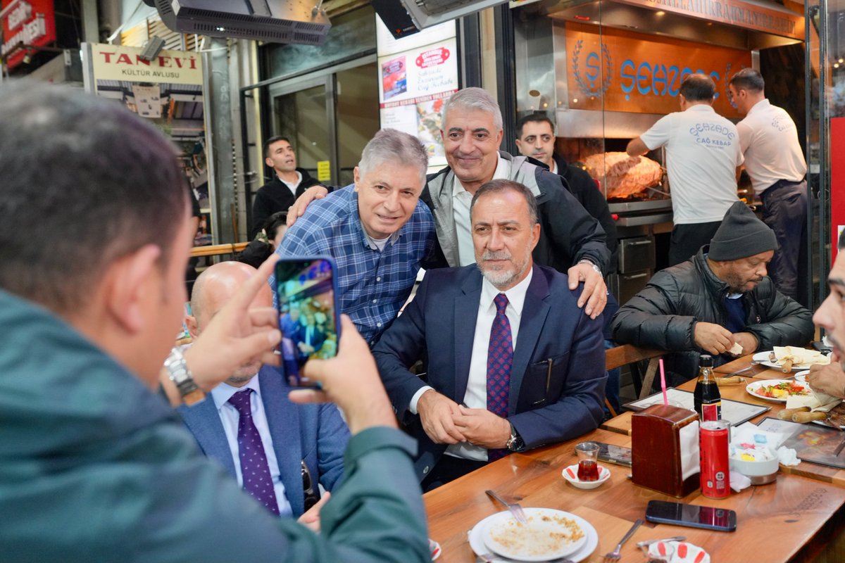 BBvolkanyilmaz's tweet photo. İstanbul’un tarihi ve kültürel mirasının önemli simgelerinden Tarihi Mısır Çarşısı’nda kıymetli esnaflarımızı ziyaret ettik. 

Samimi karşılamaları ve misafirperverlikleri için teşekkür ediyor, tüm esnafımıza hayırlı, bereketli ve bol kazançlı işler diliyorum. https://t.co/YvYWhMtPWk