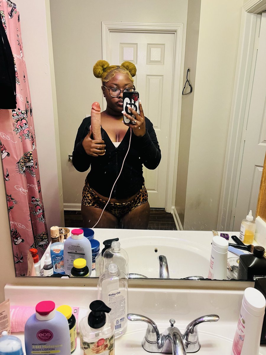 nuthinbutlipss's tweet photo. Can I be your porn princess 🎀 https://t.co/bMa0L575xF