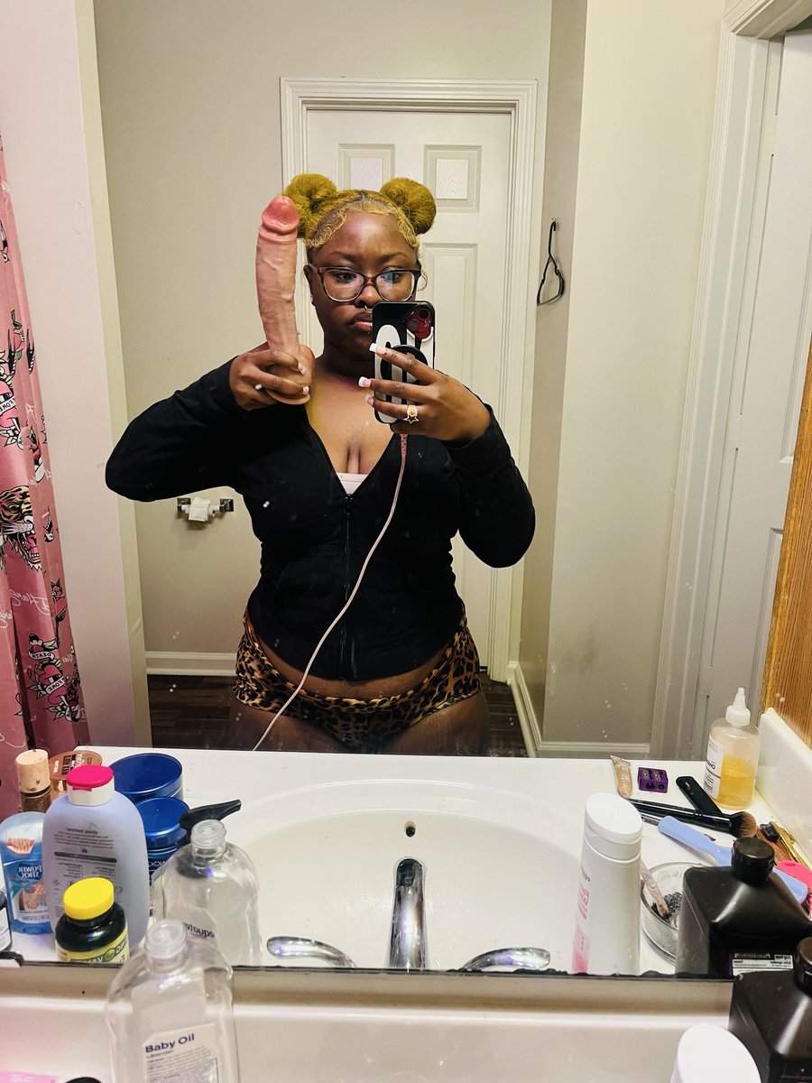 nuthinbutlipss's tweet photo. Can I be your porn princess 🎀 https://t.co/bMa0L575xF