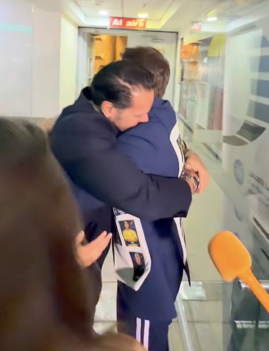 HopeBeatles's tweet photo. Por fin! Lo que tanto he esperado ❤️
Reeencuentro de Memo con su real, su amigo TAME que se la rifó aquí afuera por el, esos si son amigos carajo! ✨🫂
Todos quisiéramos tener un amigo como @Tamedamus 
#LaCasaDeLosFamososMx https://t.co/MCMsupsb9h