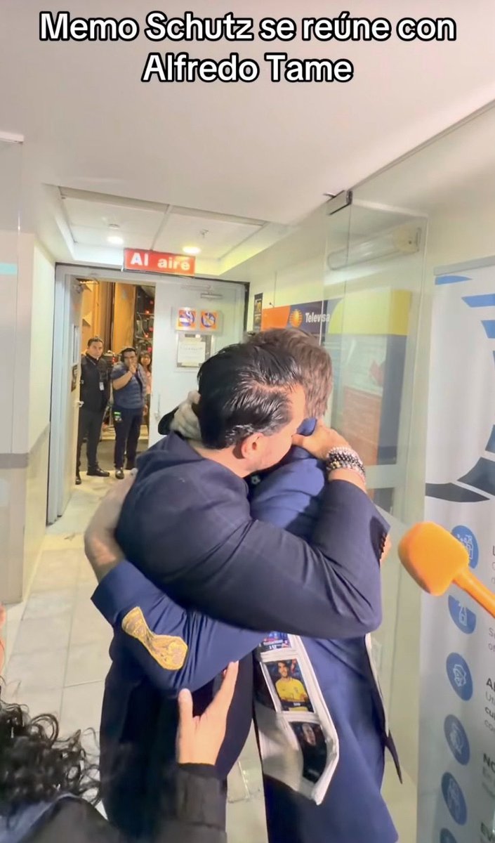 HopeBeatles's tweet photo. Por fin! Lo que tanto he esperado ❤️
Reeencuentro de Memo con su real, su amigo TAME que se la rifó aquí afuera por el, esos si son amigos carajo! ✨🫂
Todos quisiéramos tener un amigo como @Tamedamus 
#LaCasaDeLosFamososMx https://t.co/MCMsupsb9h