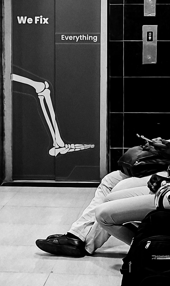 MuruganJaypal's tweet photo. We fix everything... except time...!
#samaunga57 #StreetPhotography #Monochrome #BlackAndWhitePhotography #StreetLife #DocumentaryPhotography #VisualPoetry https://t.co/B97hYxTApE