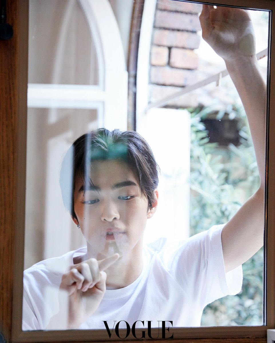 keonhosloop's tweet photo. SO PRETTY IN WHITE 🤍

KEONHO AT CHANEL PFW

#KEONHOxCHANELSS27
#CHANELSpringSummer 
#KEONHO @CHANEL https://t.co/ROnjFJaN0D