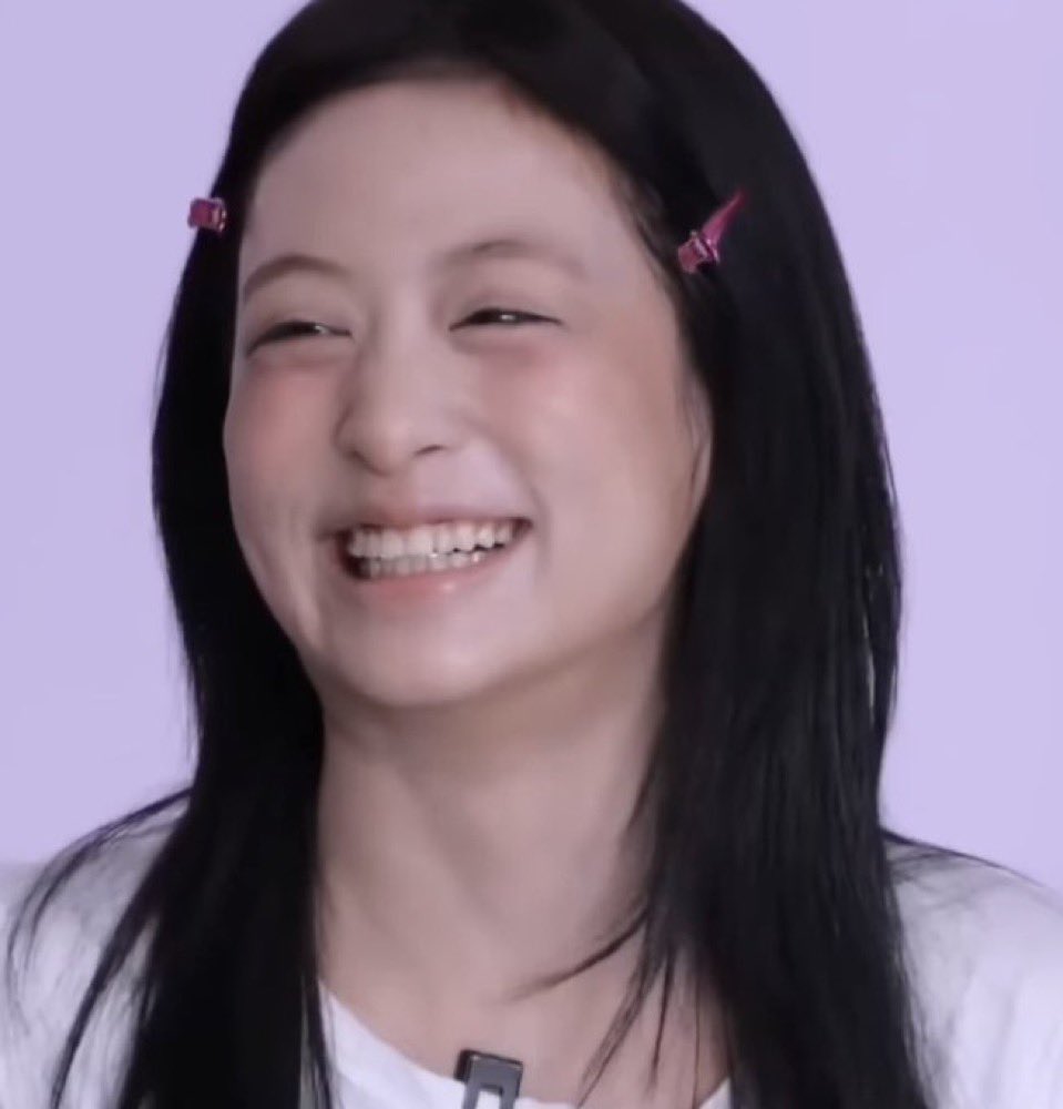 whyisnarin's tweet photo. @Queenmonster07 @dey246328 @babymonjeanz corny mess everytime an ahyeon fan tries to throw shade at another idol she gets choppier https://t.co/DR5iePCMGr