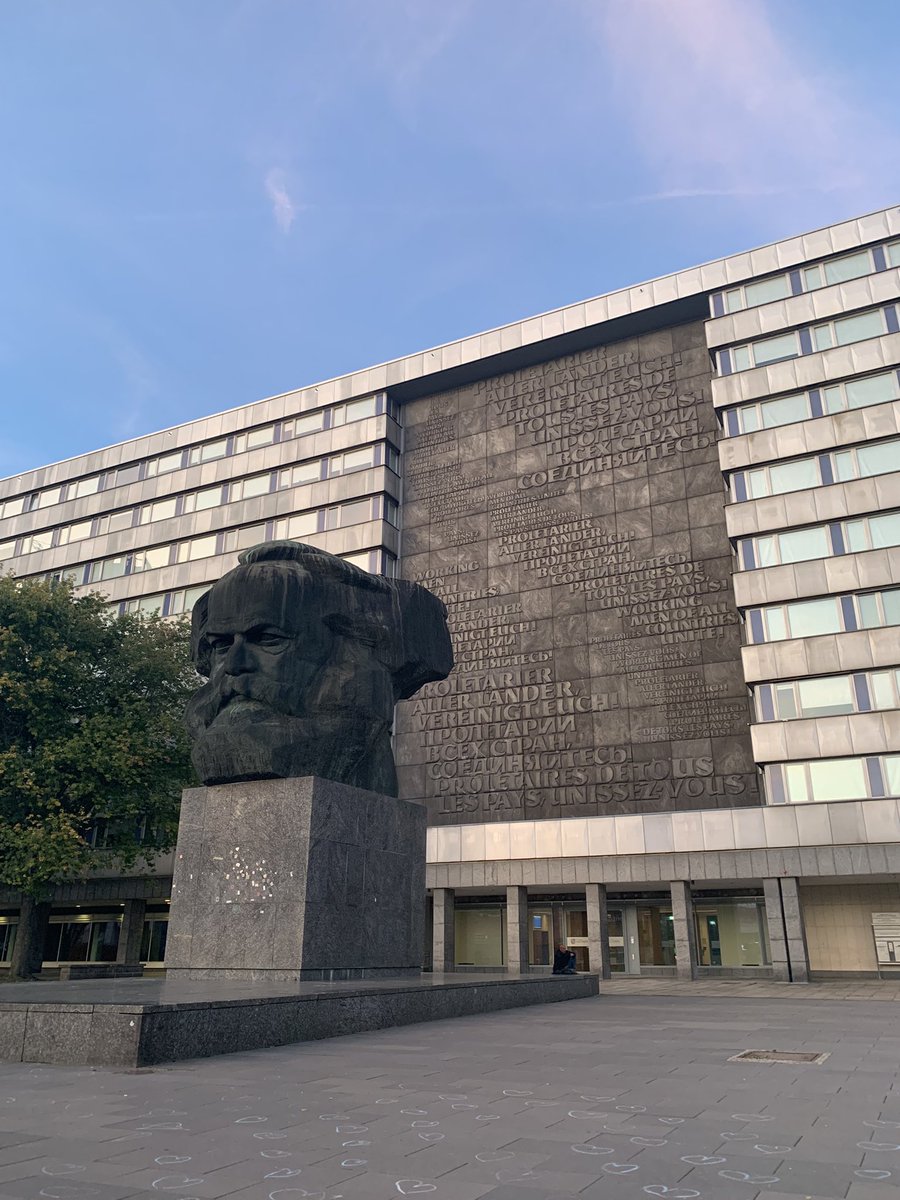 mepyu_'s tweet photo. ���ールマルクスの像
ケムニッツという都市にあるのだが、ベルリンの壁崩壊の1990年までカール＝マルクス＝シュタットって名前で、レニングラードと同じ類で共産みを感じてハオ🤩
東ドイツみが深い https://t.co/5XQlaMX7lb
