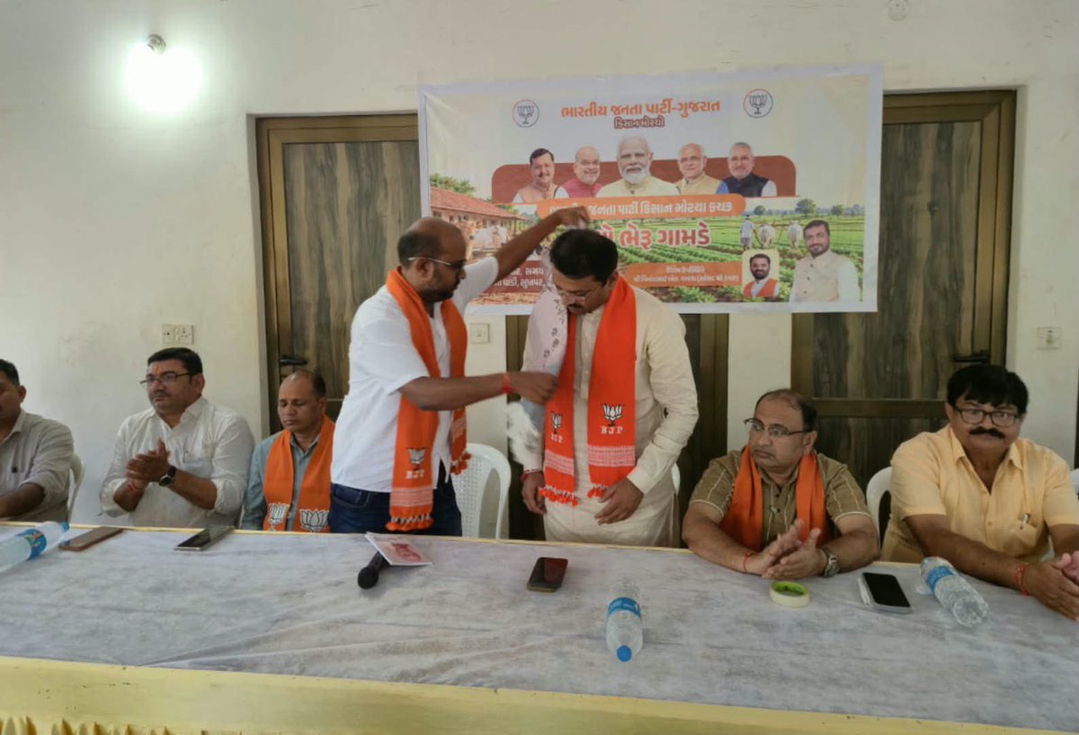 Dharkasmokha's tweet photo. માનનીય સાંસદ શ્રી વિનોદભાઈ ચાવડાએ પોતાના ગામ સુખપર (રોહા) ખાતે કચ્છ જિલ્લા ભાજપ કિસાન મોરચા દ્વારા આયોજિત કાર્યક્રમમાં ખેડૂતો અને ગ્રામજનો સાથે સંવાદ કર્યો.સાંસદ શ્રી વિનોદભાઈ ચાવડાએ જણાવ્યું કે વડાપ્રધાન શ્રી @narendramodi
 જીના માર્ગદર્શન હેઠળ ખેડૂતો સુધી યોજનાઓનો લાભ પહોંચાડવા સૌ સાથે કાર્ય કરીએ!

@VinodChavdaBJP 
@BJP4India 
@BJP4Gujarat