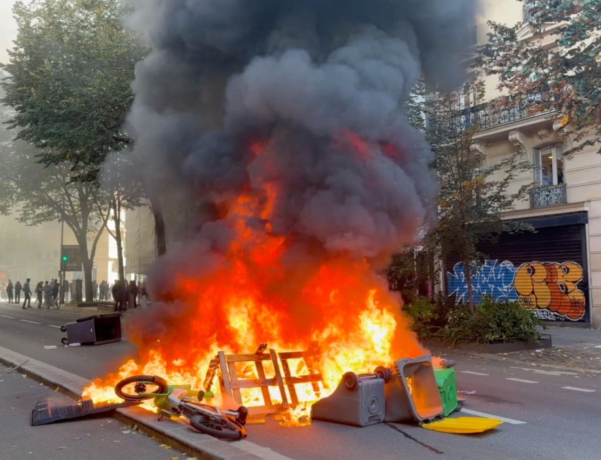 airpower33's tweet photo. FIRST FRANCE NOW BELGIUM: RIOTS SPREADING IN EUROPE?
1/
Liège burned a bus shelter on Monday. The timeline people are selling is “France, then Belgium, then the continent.”
The timeline that actually happened is duller and more dangerous: French teenagers have been blockading lycées since late September. Walloon pupils walked out over their own decree. On October 5 the Liège march broke. Sixteen administrative arrests by early afternoon. A bus shelter on fire at Place de la République française. Water cannon. Tear gas. A hard core of about thirty throwing paving stones while 300 to 400 watched.
That is a riot edge. It is not a regime falling.